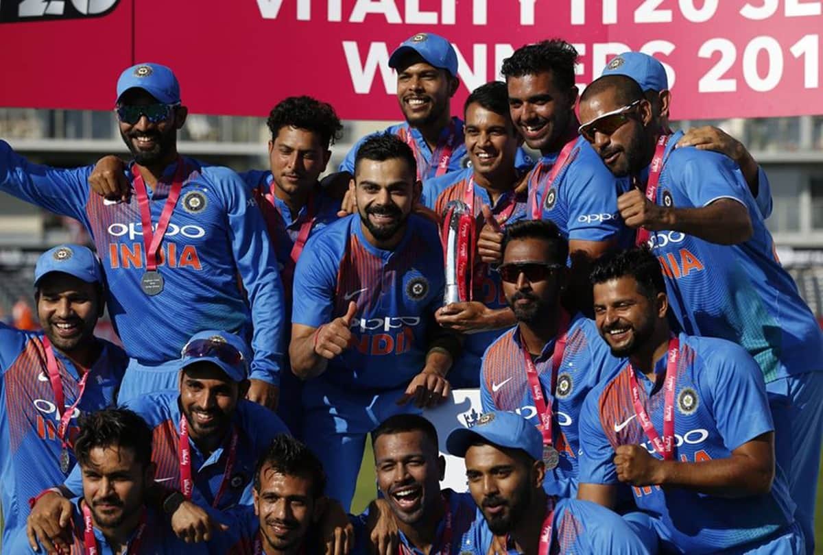 VIRAT kohli trolled after posting team picture without dhoni