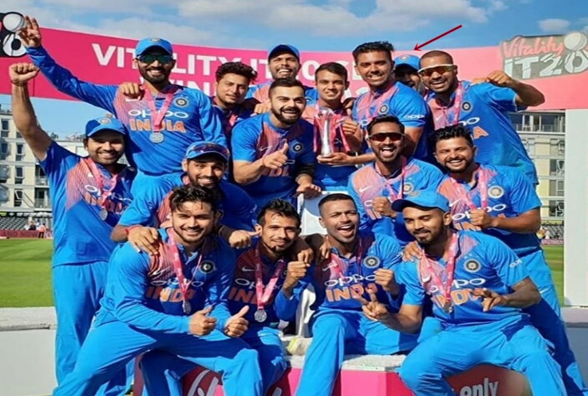 VIRAT kohli trolled after posting team picture without dhoni