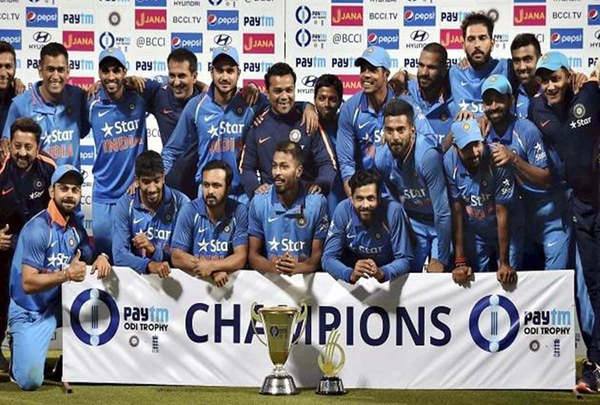 VIRAT kohli trolled after posting team picture without dhoni