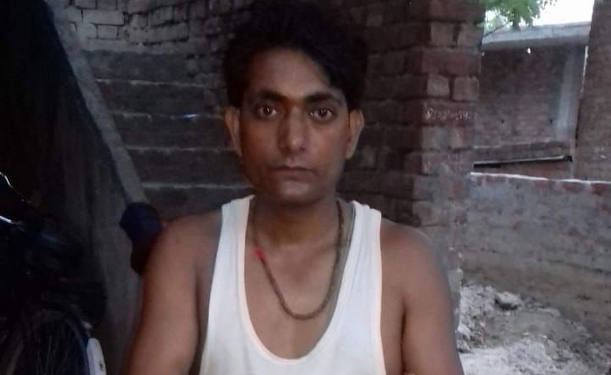 Youth faint by beating police in varanasi