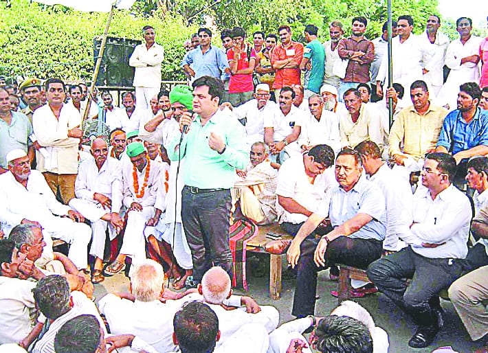 Farmers engaged in Panchayat at Mill Gate