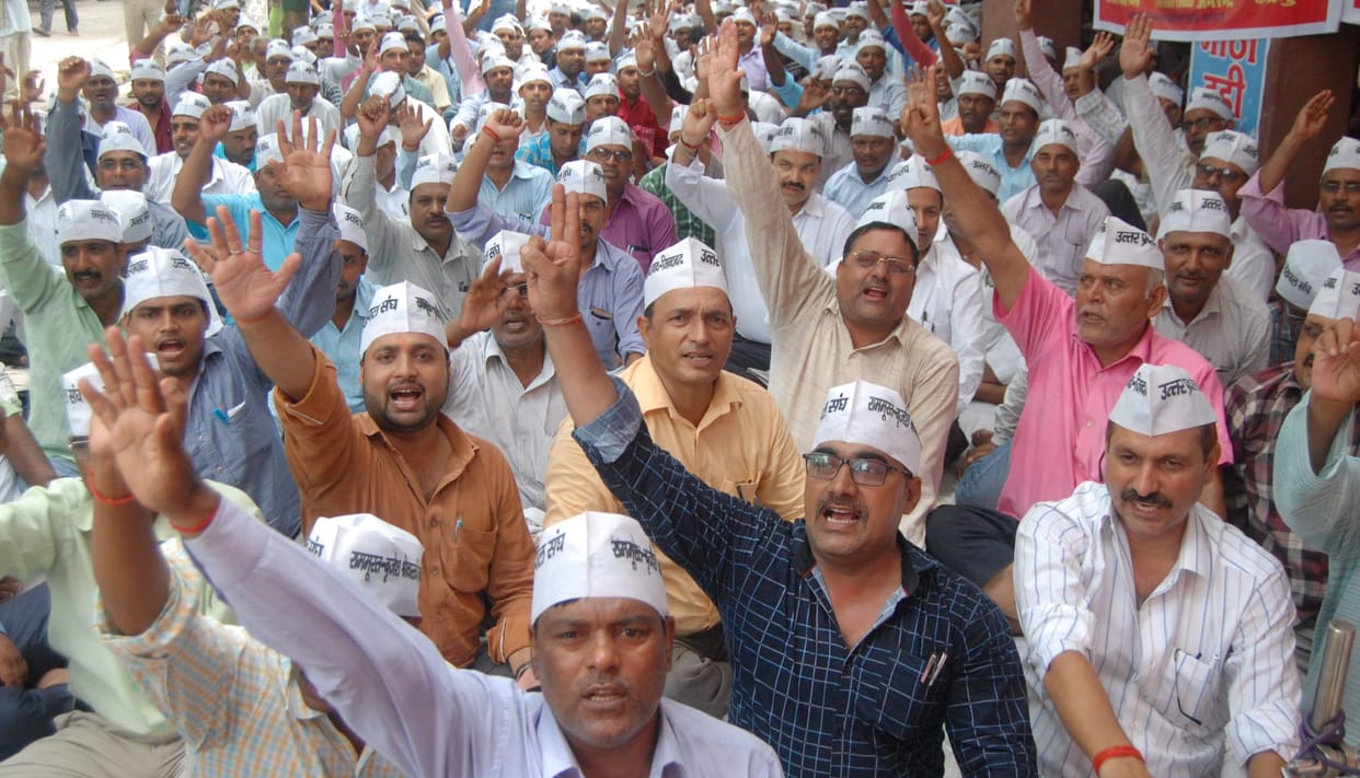 एटा-कासगंज में 18 लेखपाल निलंबित