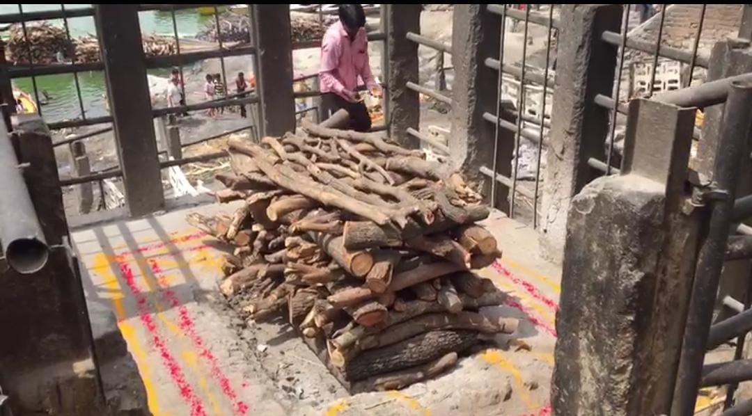 Dead body in que in varanasi due to flood in ganga