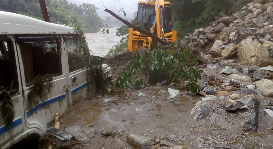 VEHICLES DROWED IN DEBRIS