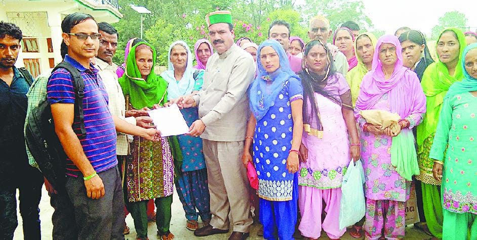 उसनाडकलां पंचायत को बीपीएल मुक्त करने पर भड़के ग्रामीण