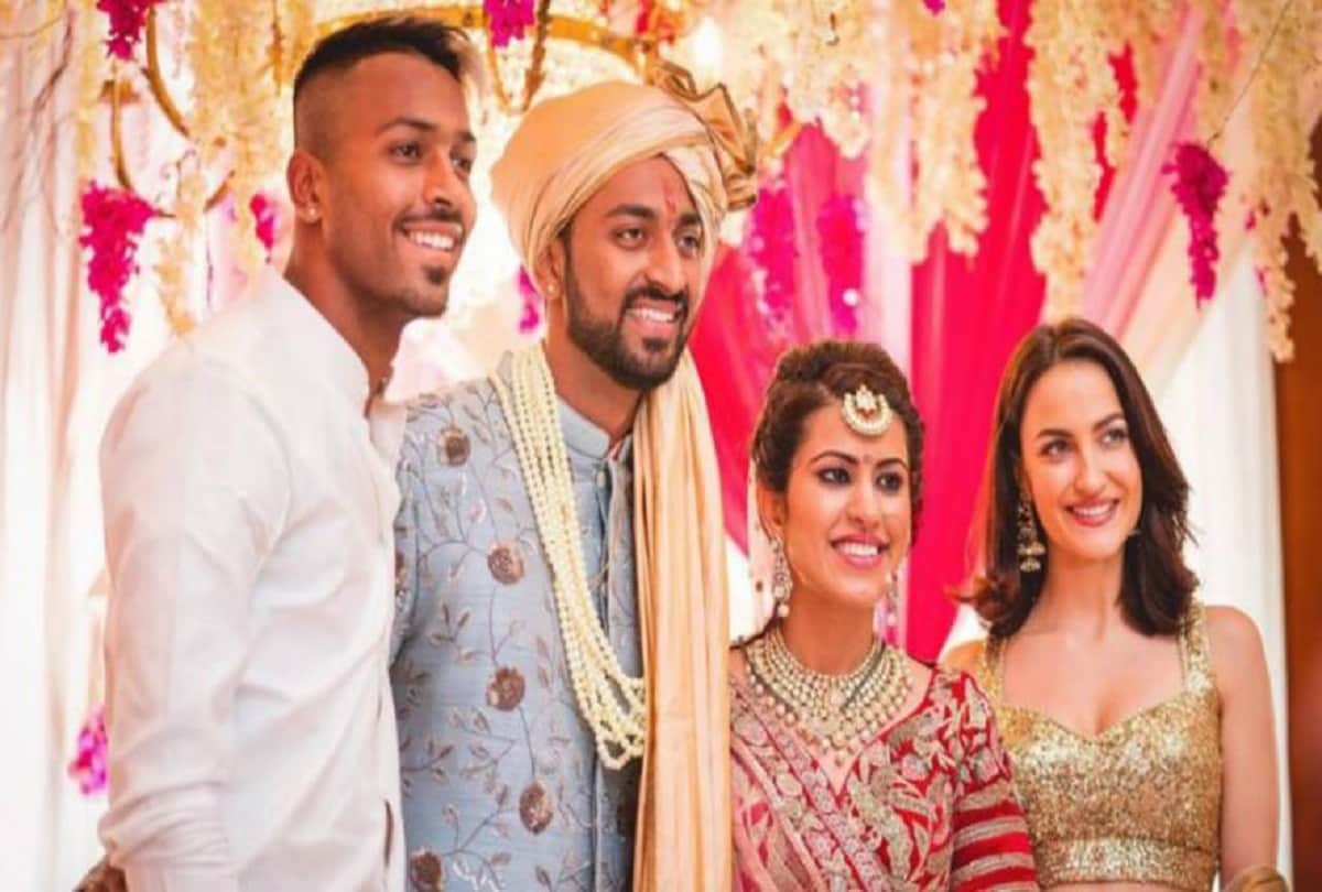 Hardik pandya and esha gupta Live in Flat long-long time