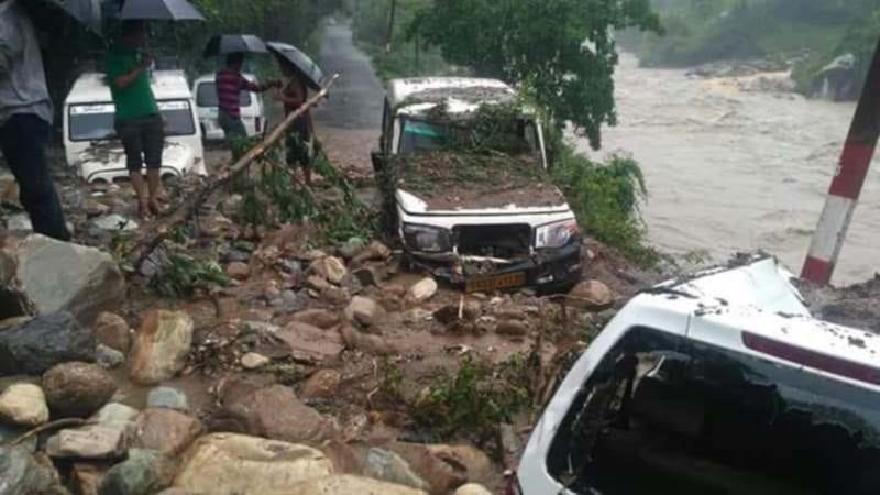 uttarakhand weather update debris on many vehicle in kapkot