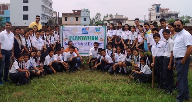 रोटरी क्लब ने विभिन्न संगठनों के साथ रोपित किए डेढ़ सौ पौधे