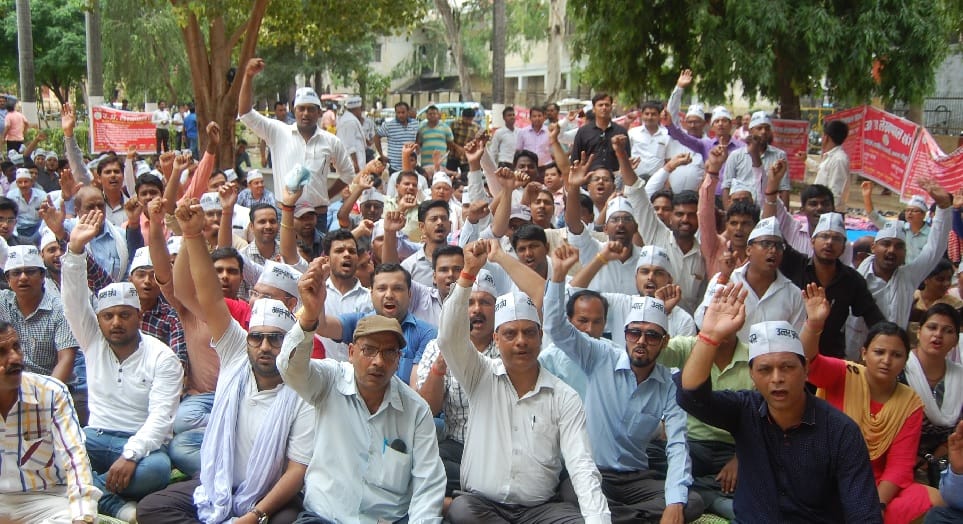 नगर निगम में सरकार पर बरसे लेखपाल