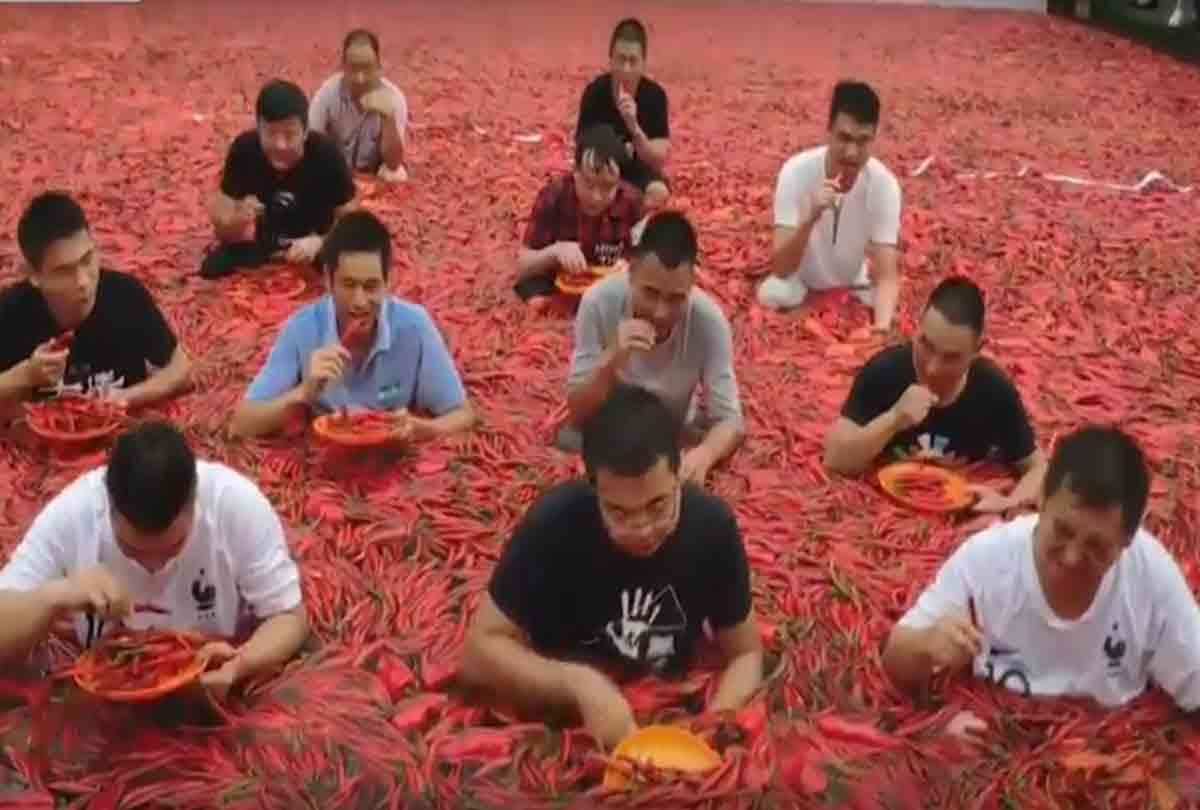 A BOY FROM CHINA EAT 50 RED CHILIS IN 60 IN 1 MINUTE ONLY MAKE RECORD