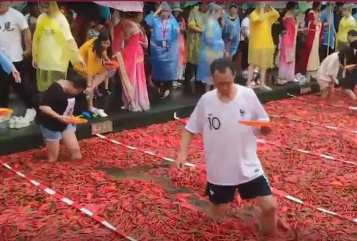 A BOY FROM CHINA EAT 50 RED CHILIS IN 60 IN 1 MINUTE ONLY MAKE RECORD