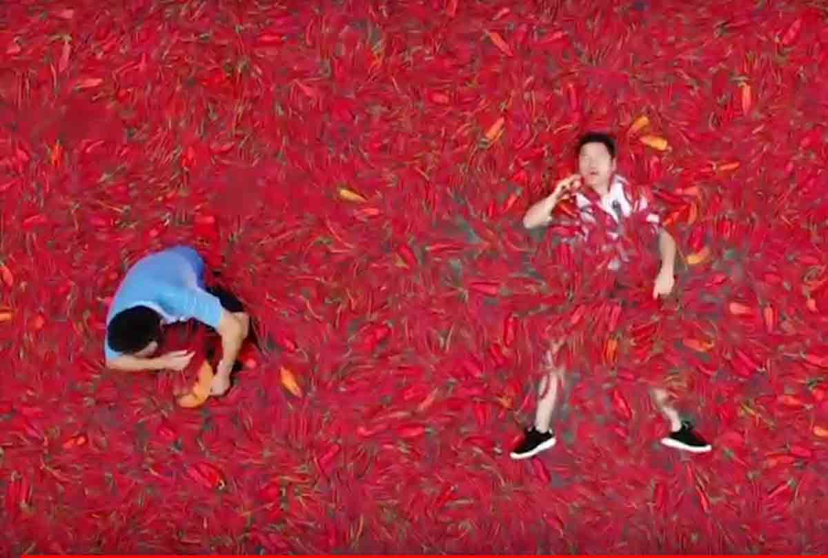 A BOY FROM CHINA EAT 50 RED CHILIS IN 60 IN 1 MINUTE ONLY MAKE RECORD
