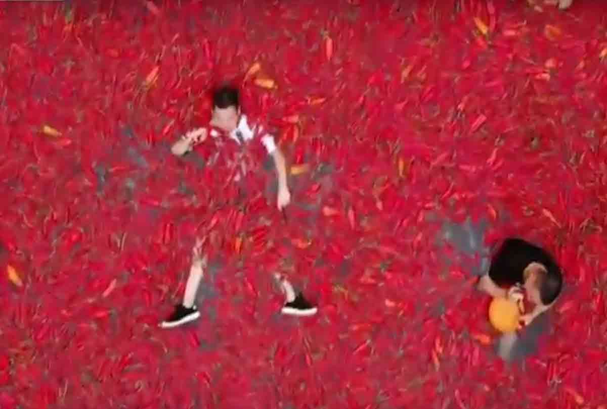 A BOY FROM CHINA EAT 50 RED CHILIS IN 60 IN 1 MINUTE ONLY MAKE RECORD