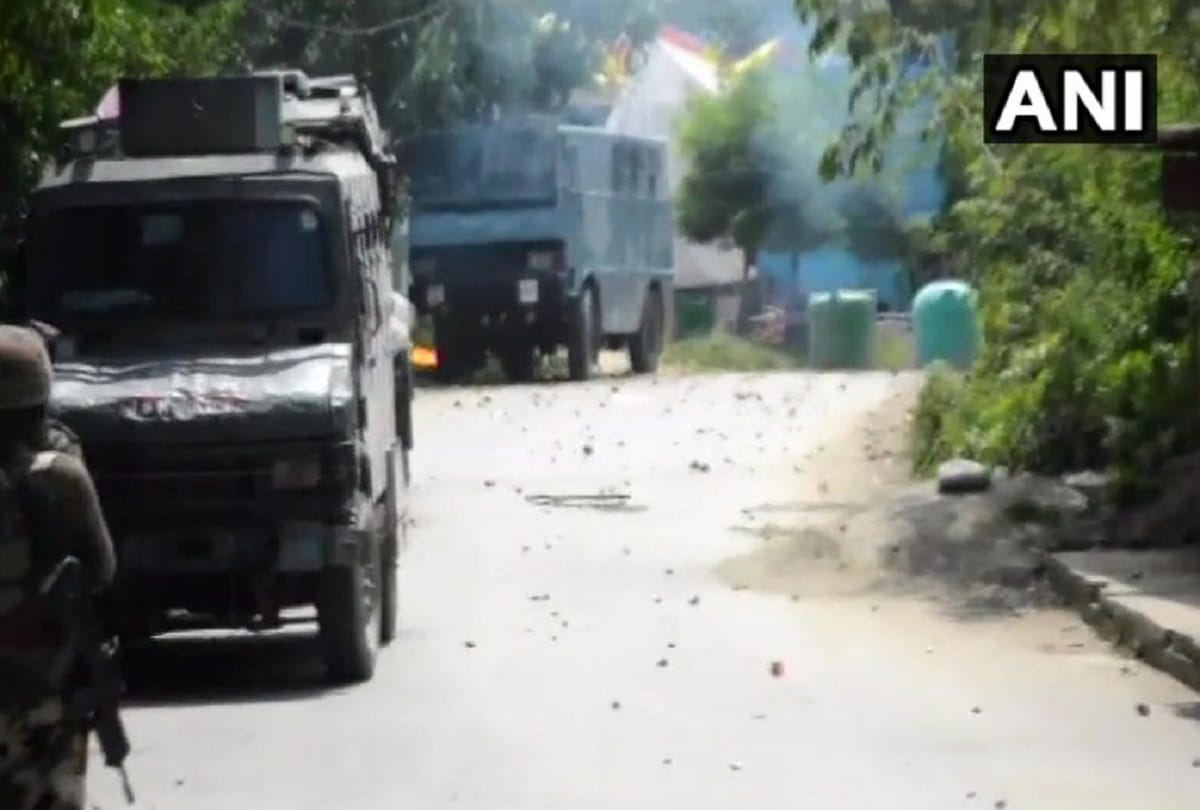 jammu kashmir Shopian encounter live photos of two jaish e mohammad militants shot down