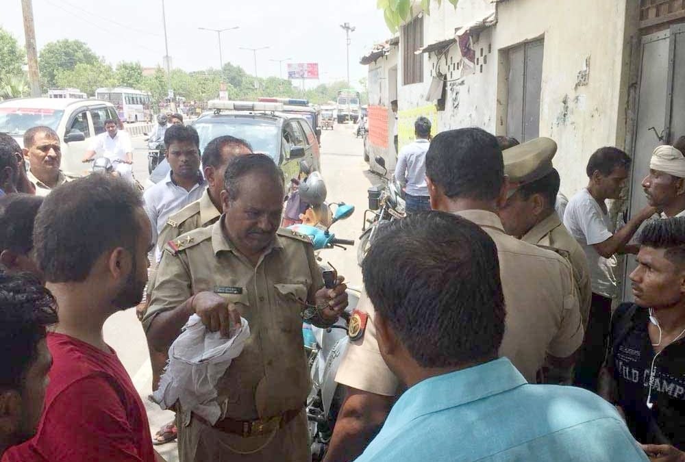 A man looted gun of a sub inspector in lucknow