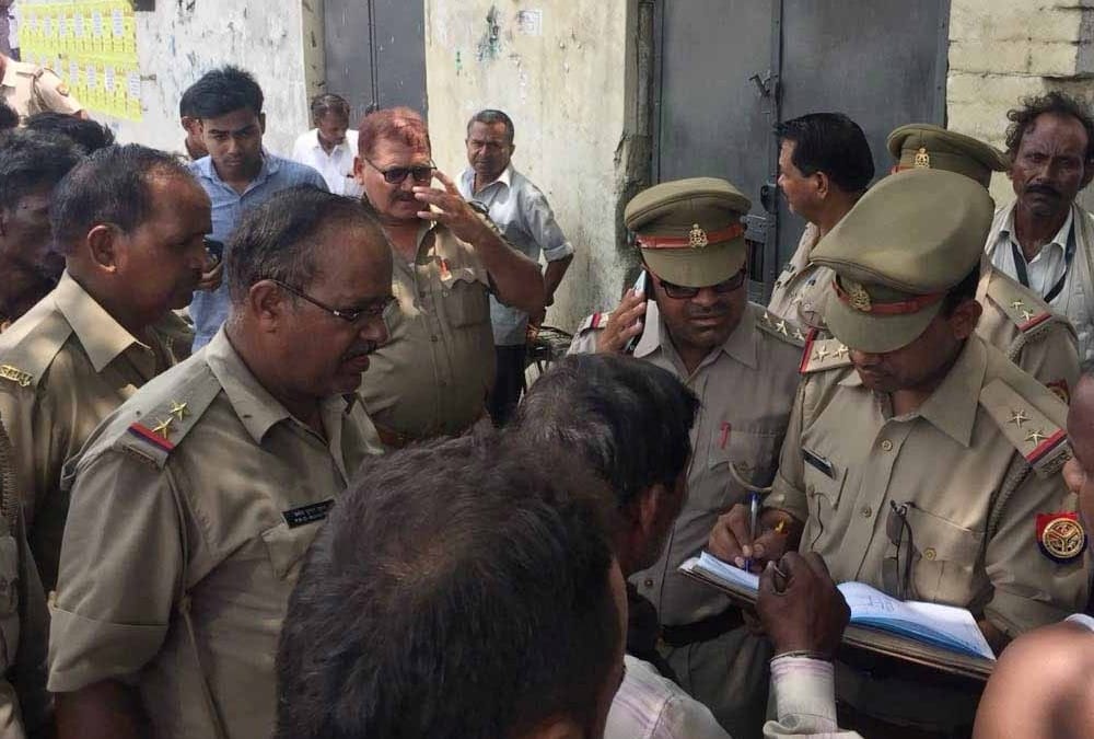 A man looted gun of a sub inspector in lucknow