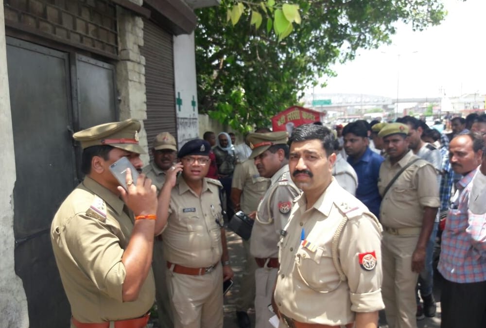 A man looted gun of a sub inspector in lucknow