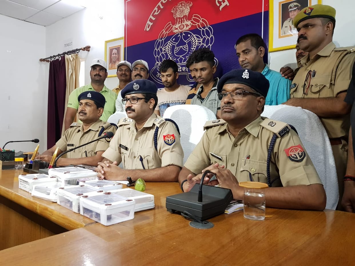 Varanasi police busted the case of gold robbery