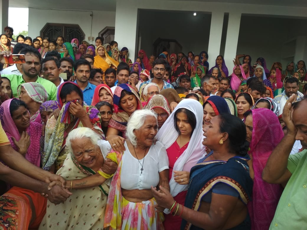 Munna bajrangi cremation and people were crying after watch deadbody