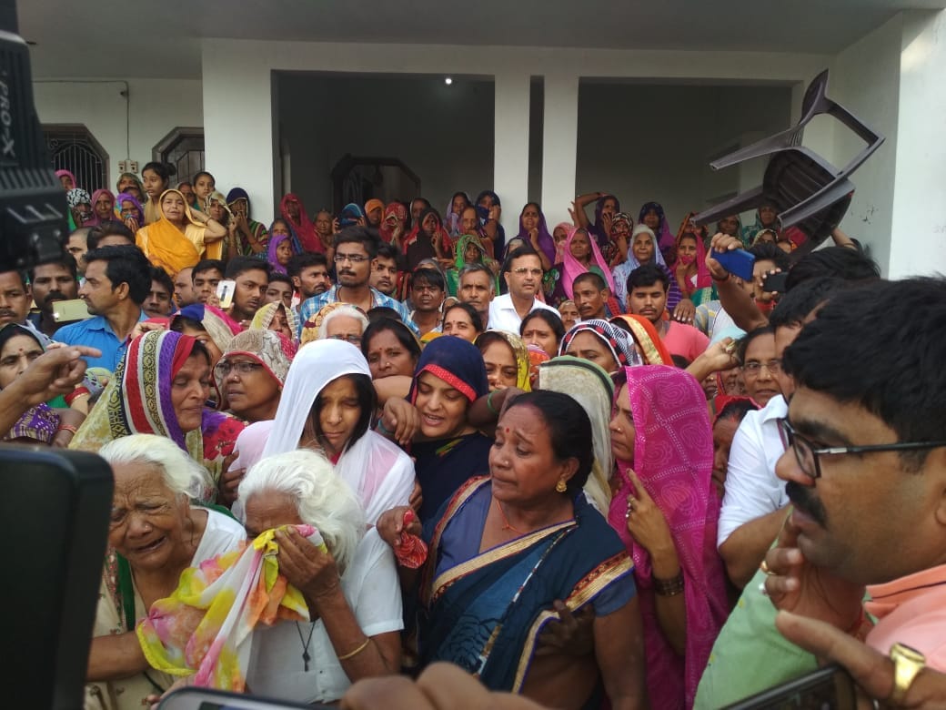 Munna bajrangi cremation and people were crying after watch deadbody