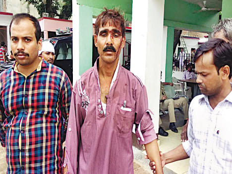 Crooks cash, mobile and chains from contractor