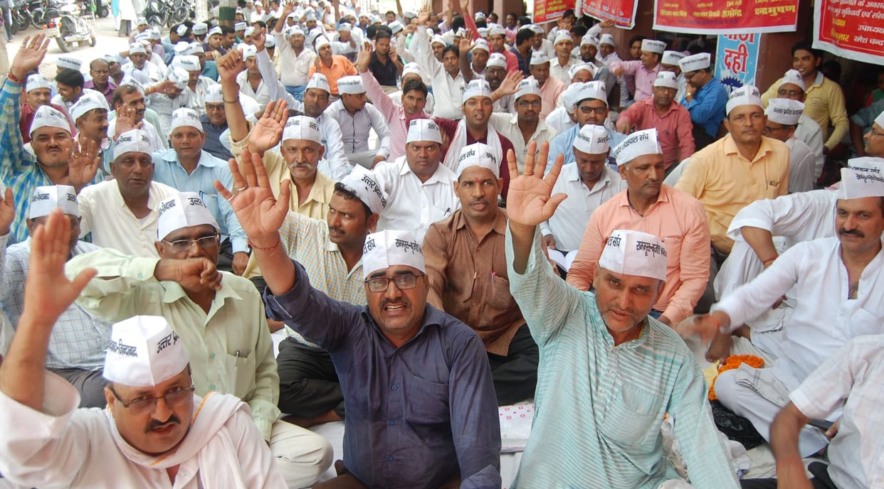 निलंबित लेखपालों का धरनास्थल पर सम्मान