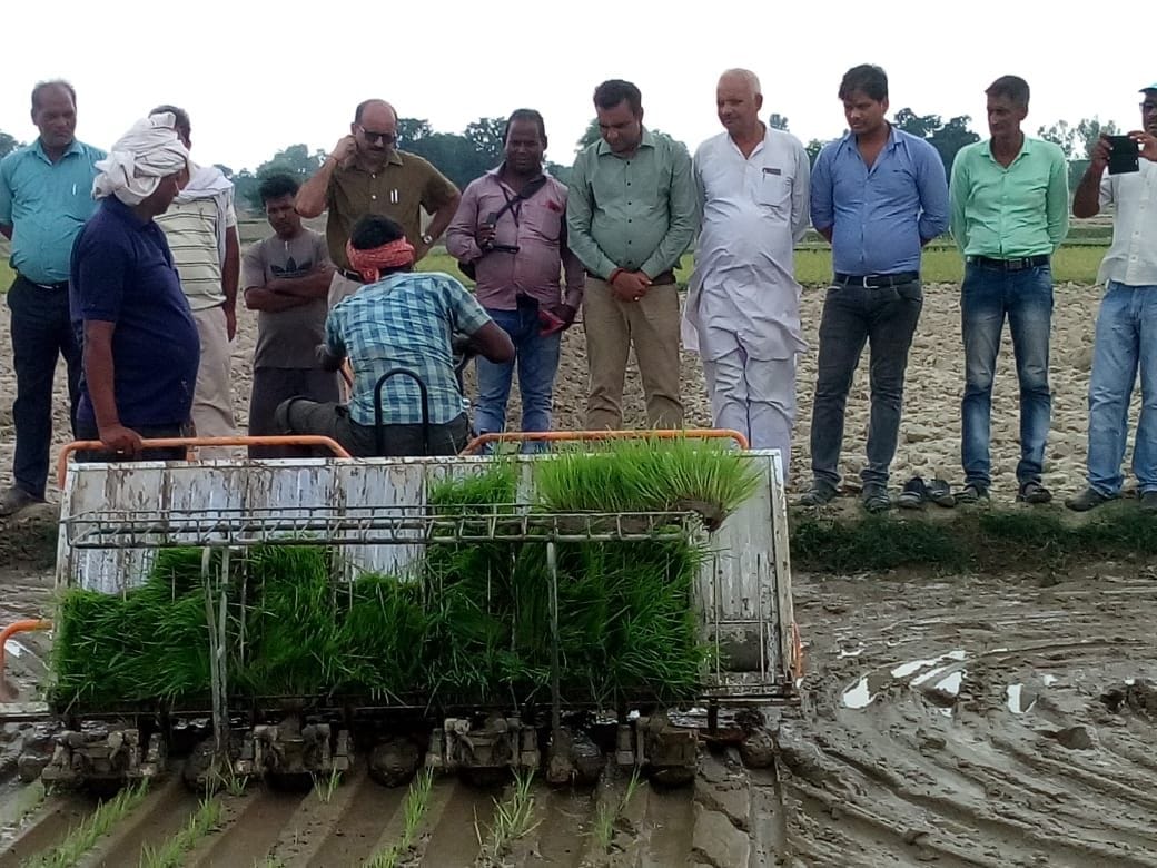 धान रोपाई मशीन का हुआ प्रदर्शन