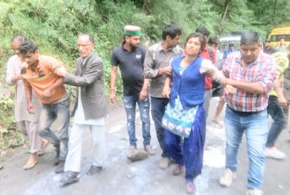 one died and 11 injured in three road accident in kullu himachal