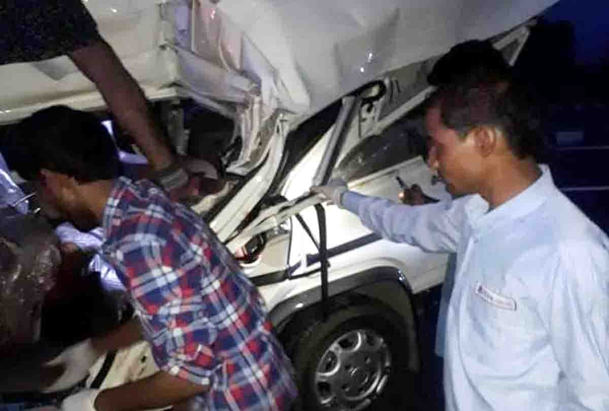Photos of the accident at Agra Lucknow Expressway