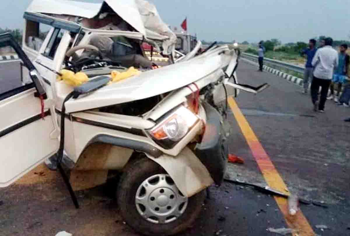 Photos of the accident at Agra Lucknow Expressway