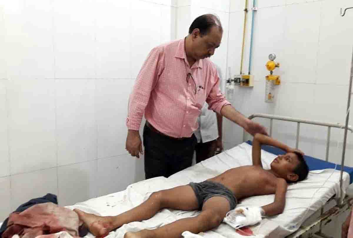 Photos of the accident at Agra Lucknow Expressway