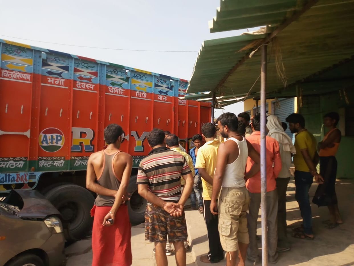 खड़े ट्रक में कैंटर ने मारी टक्कर, चालक की मौत