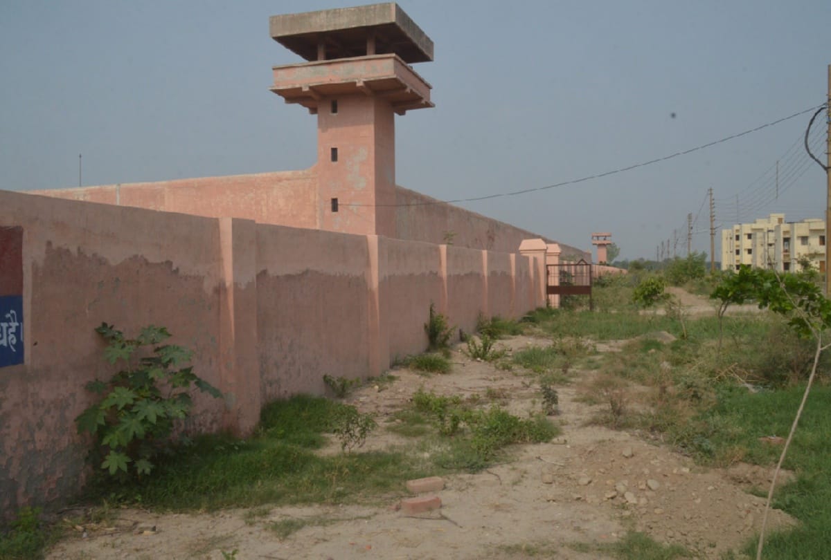 Prisoners are using Wifi modem in jail and talking on whatsapp video call