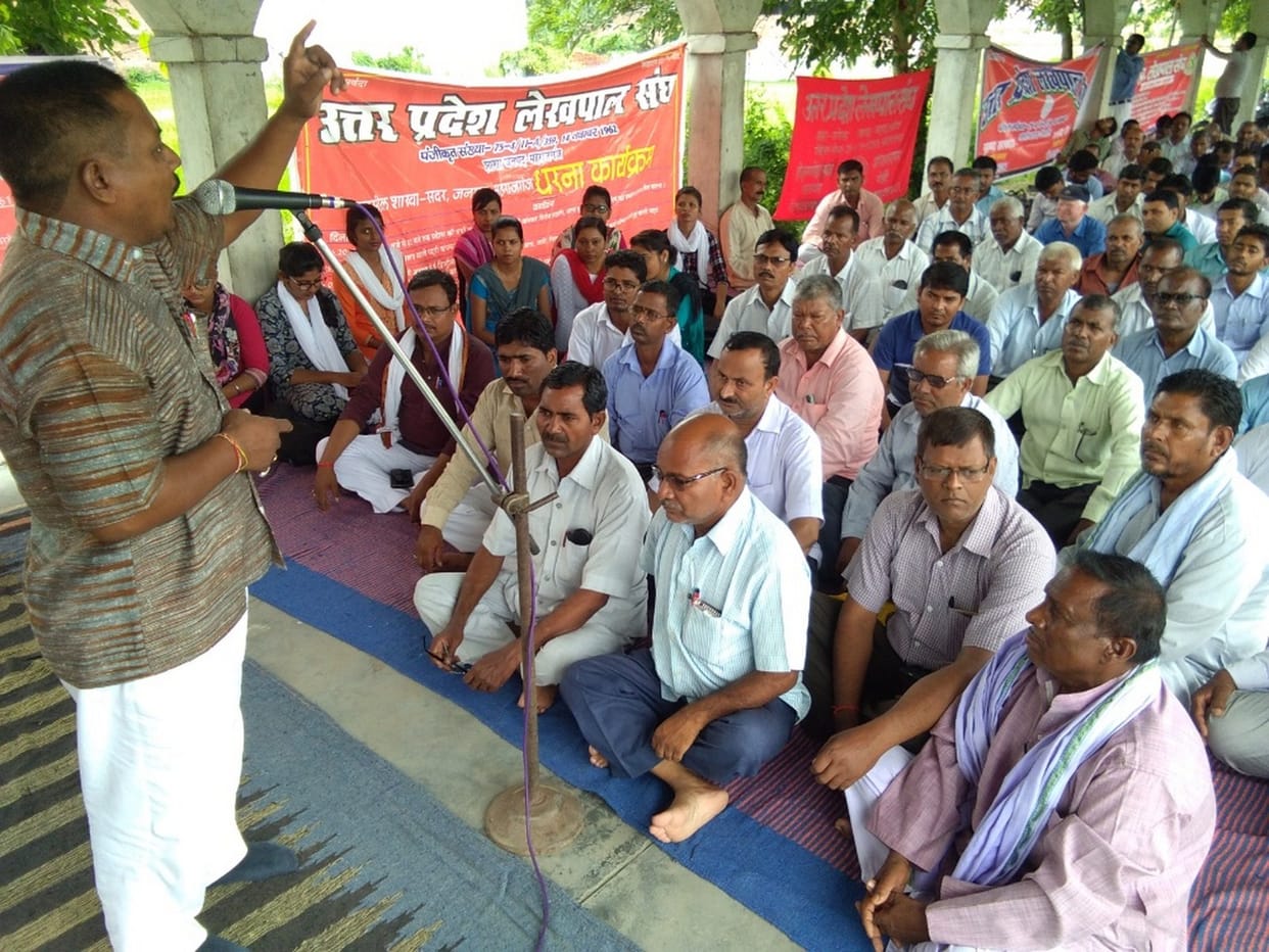 धरने पर डटे लेखपाल, सरकार की चेतावनी बेअसर