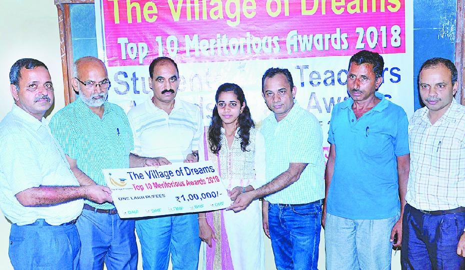 चकमोह की मेधावी छात्रा पूनम को एक लाख का चेक भेंट किया