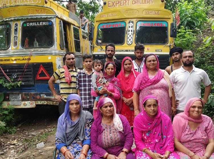 हैंडपंप लगाने के लिए गुत्थमगुत्था हुए दो गांवों के लोग