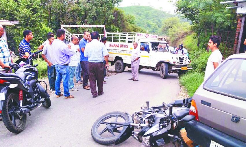 सड़क दुर्घटना में चार वाहन क्षतिग्रस्त