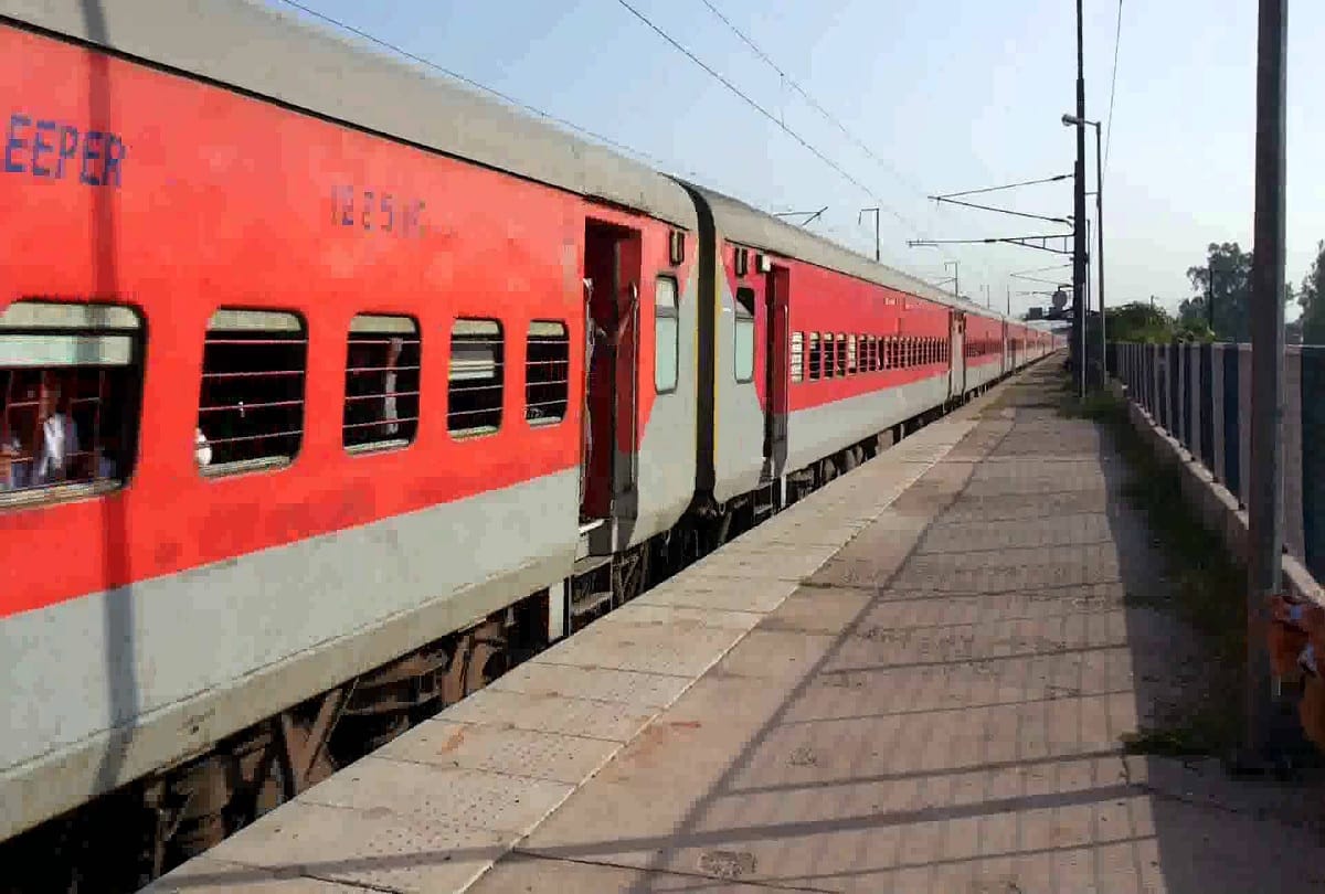 A woman gave birth to child in poorva express in firozabad 