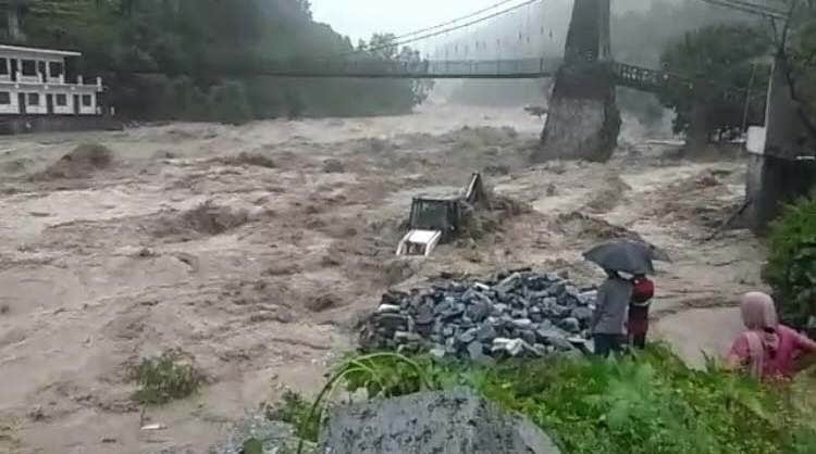 uttarakhand weather update bridge flows in flood and dehradun many people death due to rain