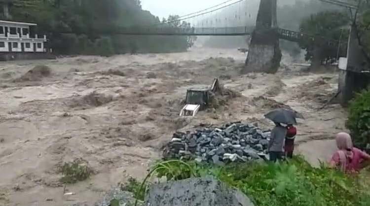 uttarakhand weather update bridge flows in flood and dehradun many people death due to rain