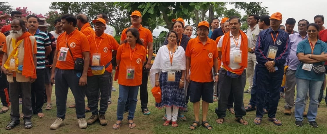 Kailash Mansarovar, a group of pilgrims stopped in Almora