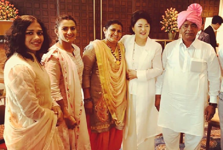 south koreas first lady kim jung sook meets phogat sisters, dangal, aamir khan