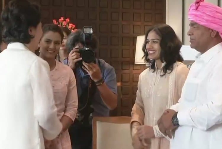 south koreas first lady kim jung sook meets phogat sisters, dangal, aamir khan