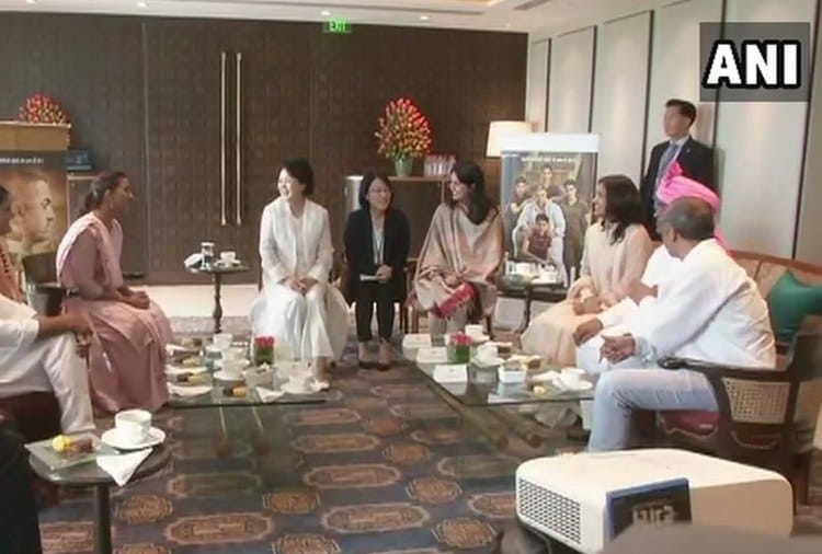 south koreas first lady kim jung sook meets phogat sisters, dangal, aamir khan
