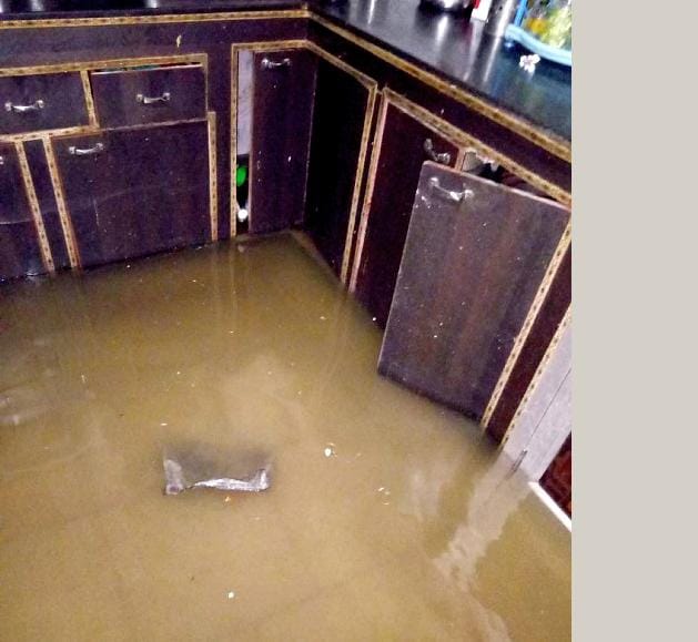 आधा दर्जन सड़कें अवरुद्ध, लोगों के घरों में घुसा पानी