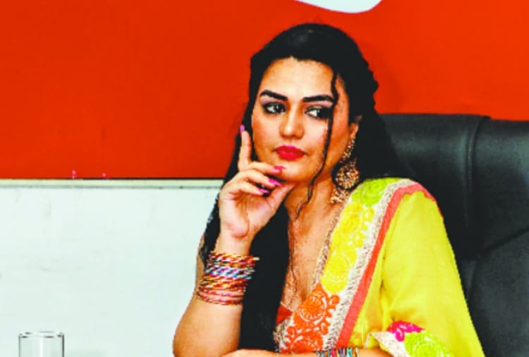 TV Actress Reney Dhyani reached  Amar ujala office 