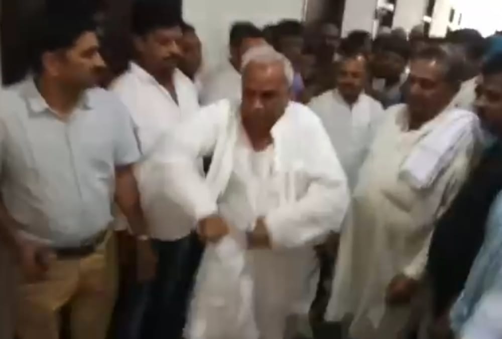 SP leader totaram yadav made ruckus for not giving nomination paper.
