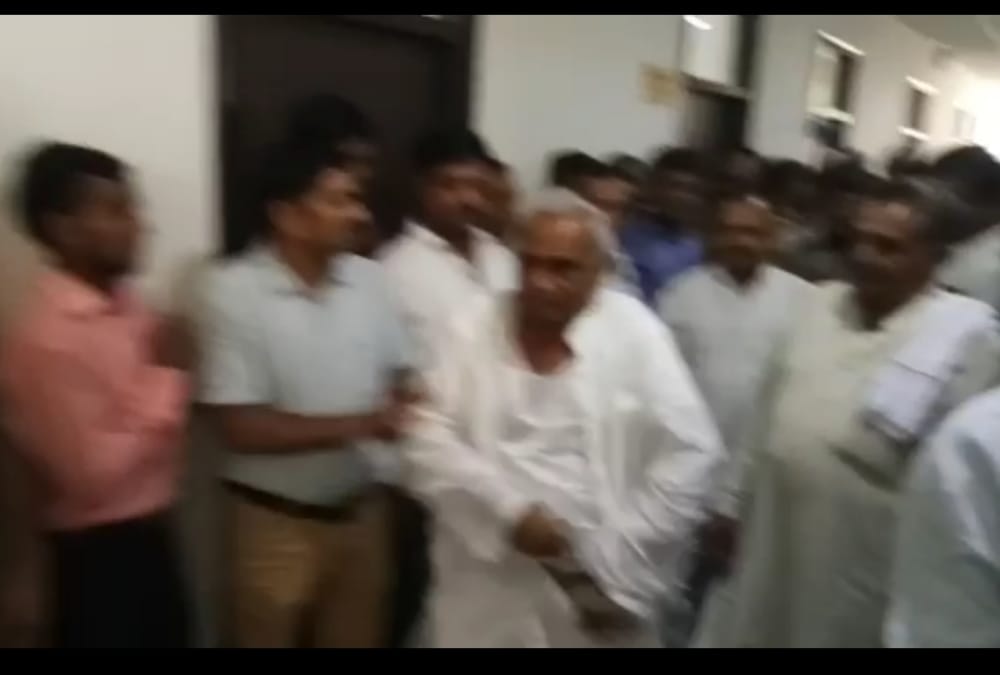 SP leader totaram yadav made ruckus for not giving nomination paper.