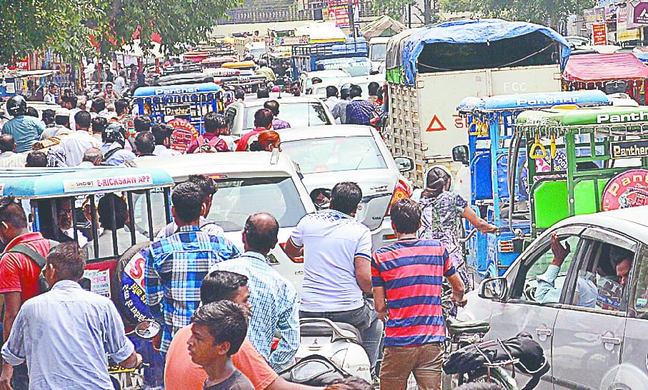 jaam ke aage traffic vyavastha dharaam