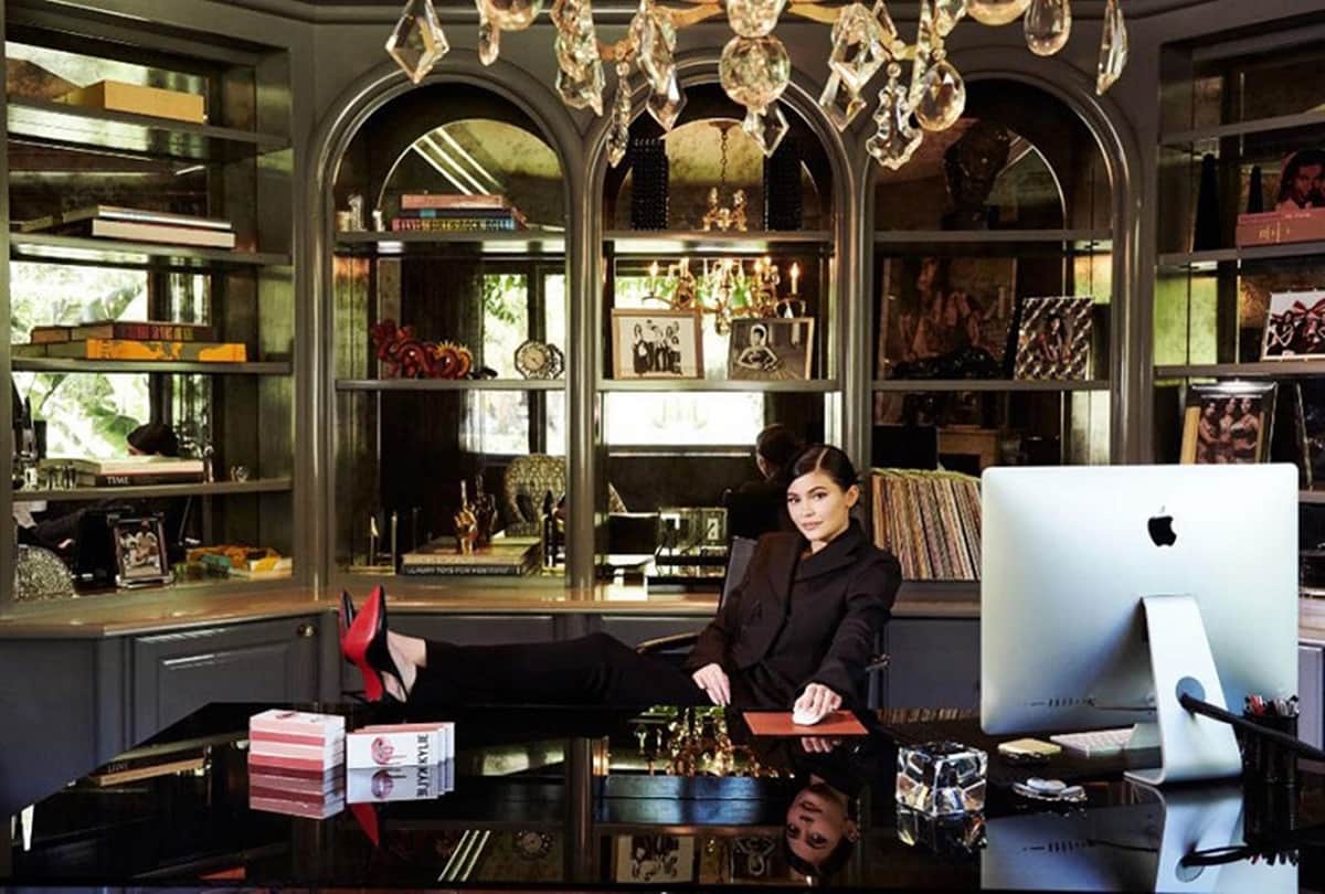 kylie jenner is become america youngest self made billionaire forbes 